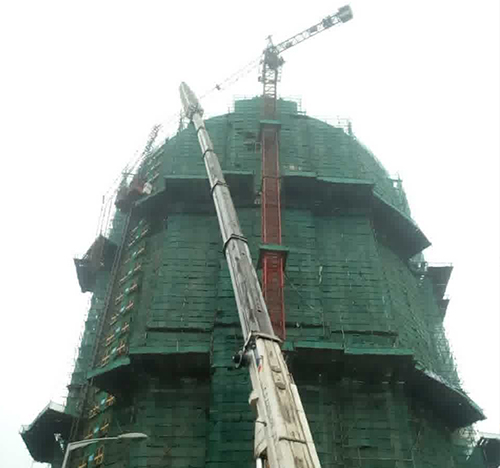 辽阳吊车在工地上作业